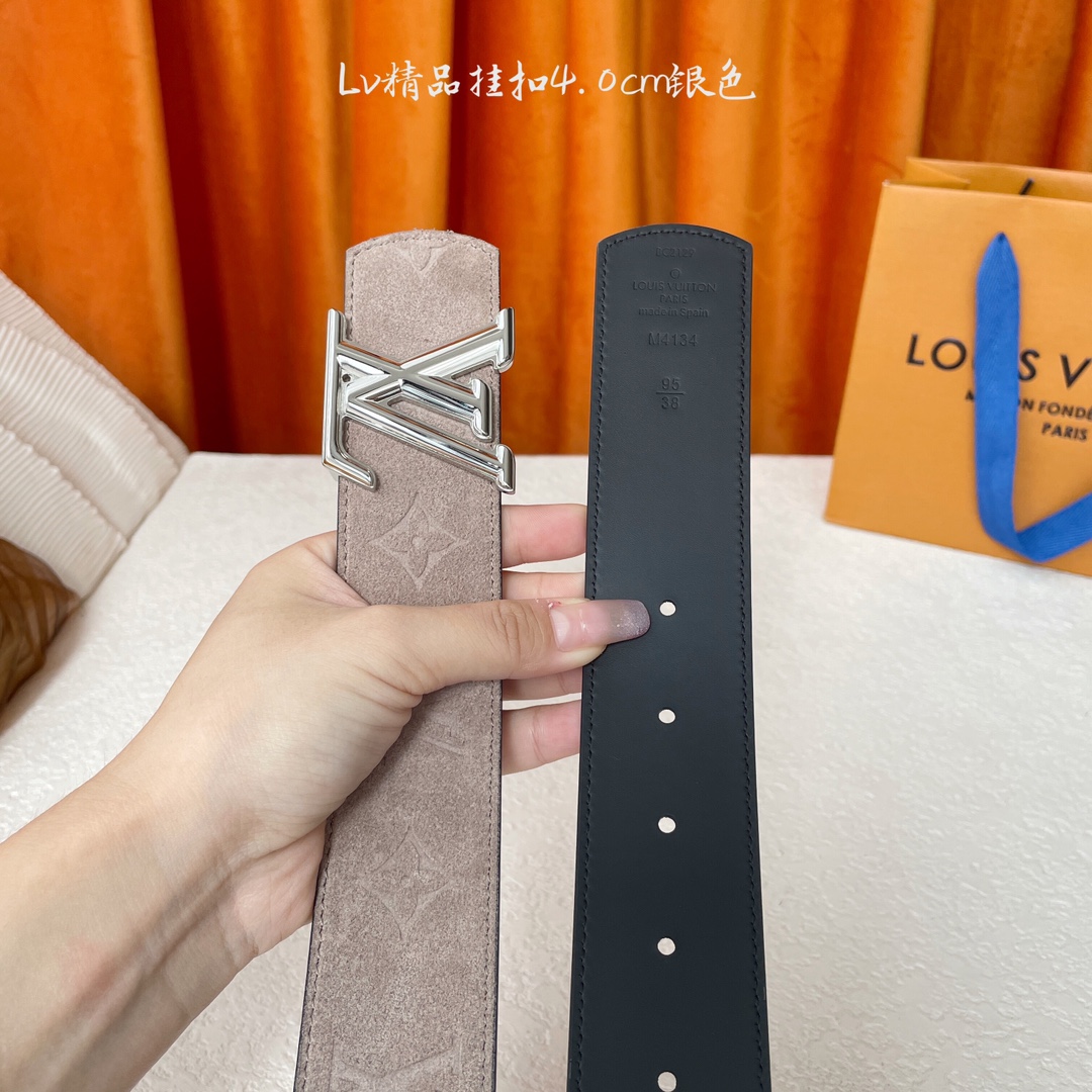  Lv新款双面进口牛皮，一面反绒压花，一面黑色平纹底，搭配精品电镀挂扣，精工制作，实物拍摄，休闲百搭，宽