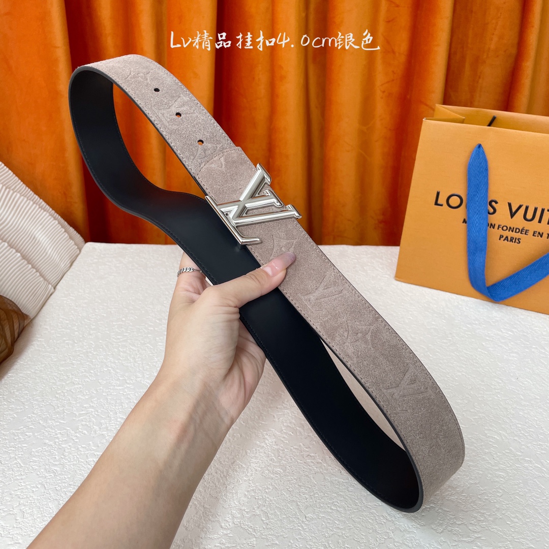  Lv新款双面进口牛皮，一面反绒压花，一面黑色平纹底，搭配精品电镀挂扣，精工制作，实物拍摄，休闲百搭，宽