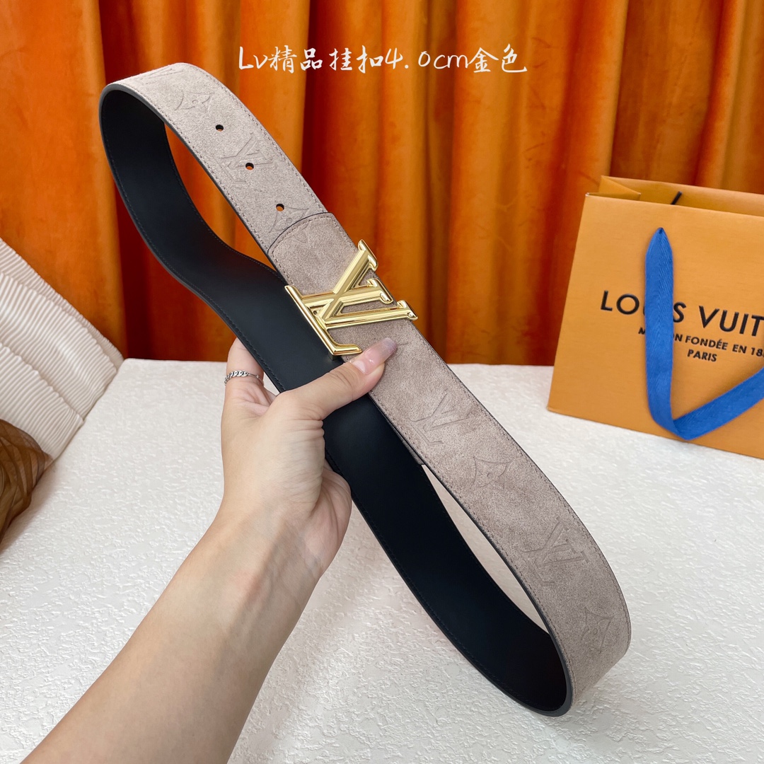 Lv新款双面进口牛皮，一面反绒压花，一面黑色平纹底，搭配精品电镀挂扣，精工制作，实物拍摄，休闲百搭，宽
