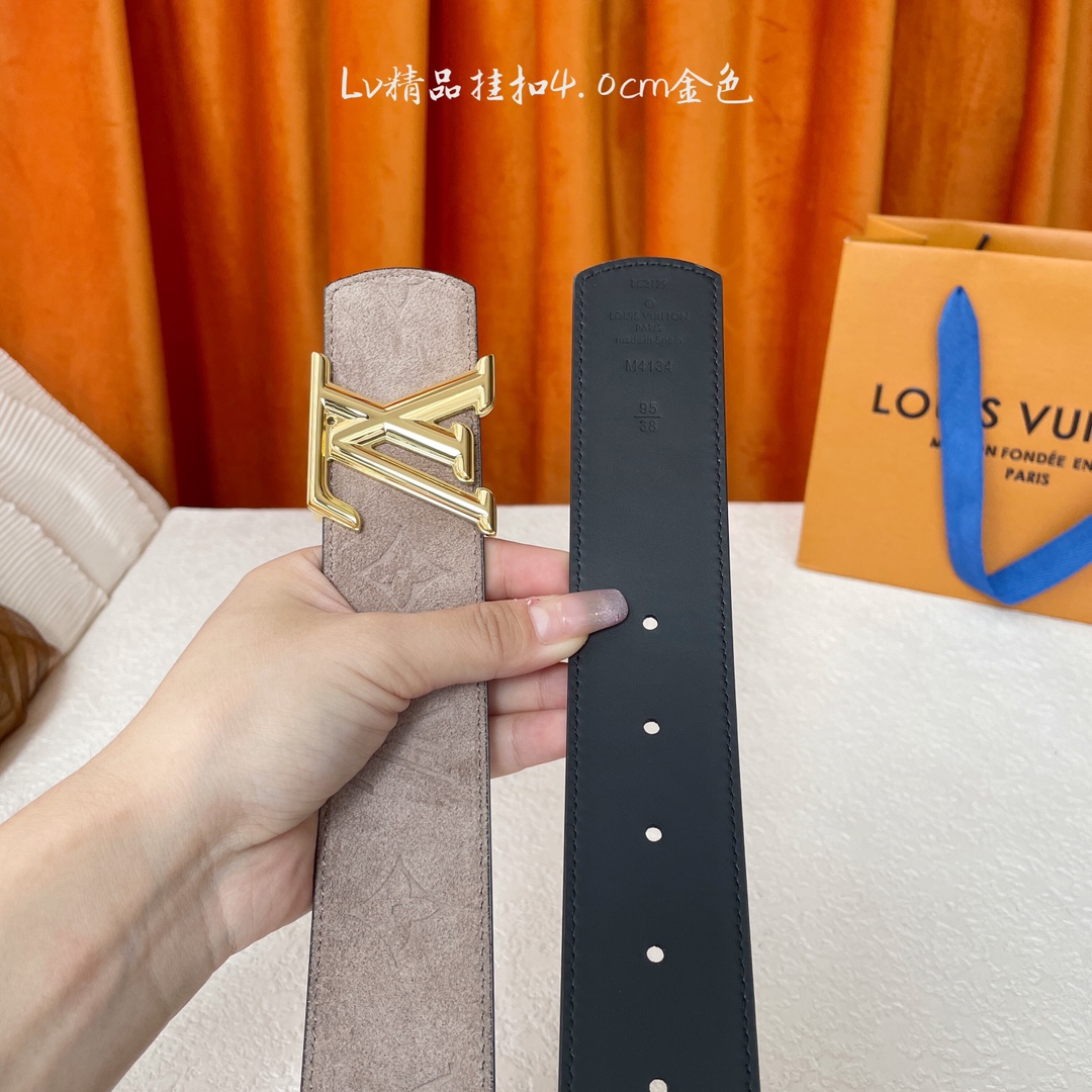  Lv新款双面进口牛皮，一面反绒压花，一面黑色平纹底，搭配精品电镀挂扣，精工制作，实物拍摄，休闲百搭，宽