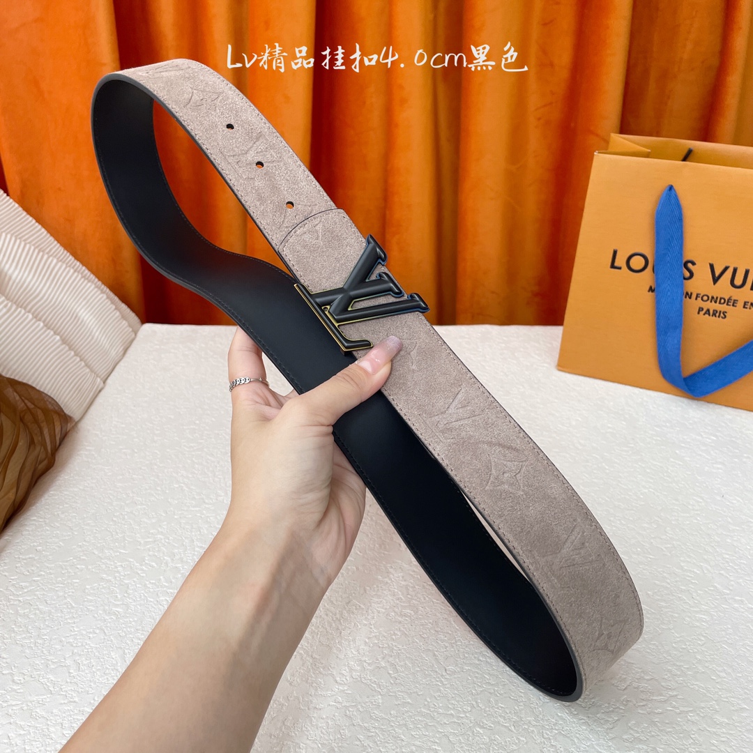  Lv新款双面进口牛皮，一面反绒压花，一面黑色平纹底，搭配精品电镀挂扣，精工制作，实物拍摄，休闲百搭，宽