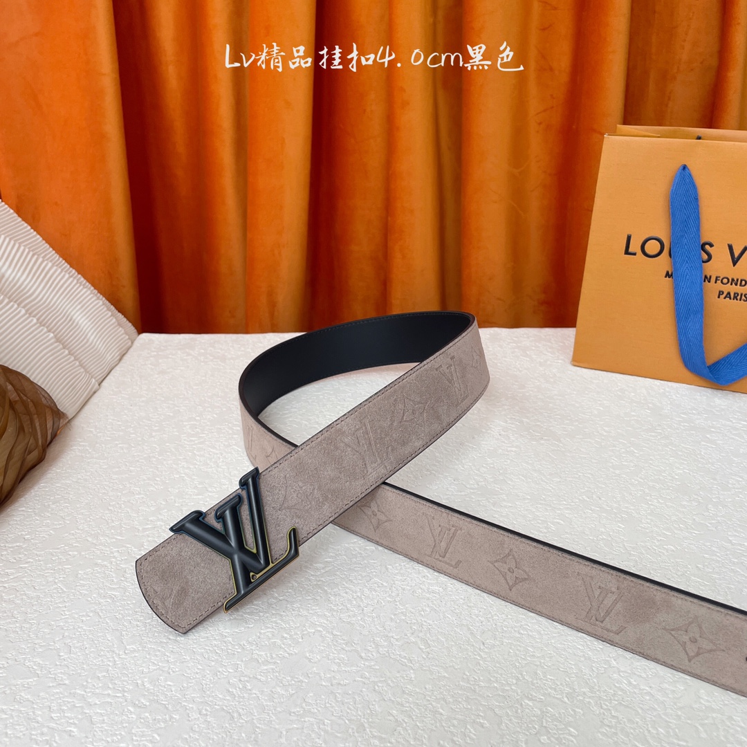  Lv新款双面进口牛皮，一面反绒压花，一面黑色平纹底，搭配精品电镀挂扣，精工制作，实物拍摄，休闲百搭，宽