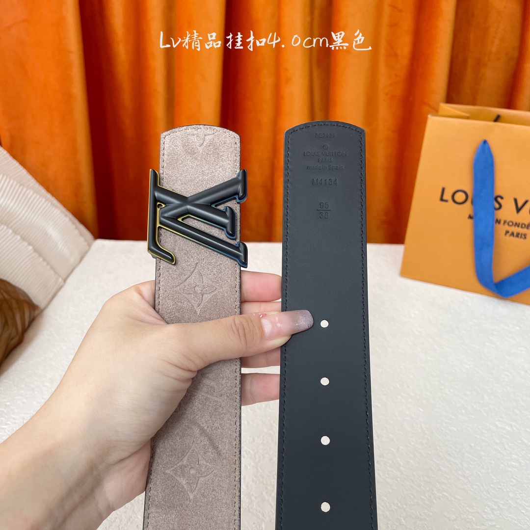  Lv新款双面进口牛皮，一面反绒压花，一面黑色平纹底，搭配精品电镀挂扣，精工制作，实物拍摄，休闲百搭，宽