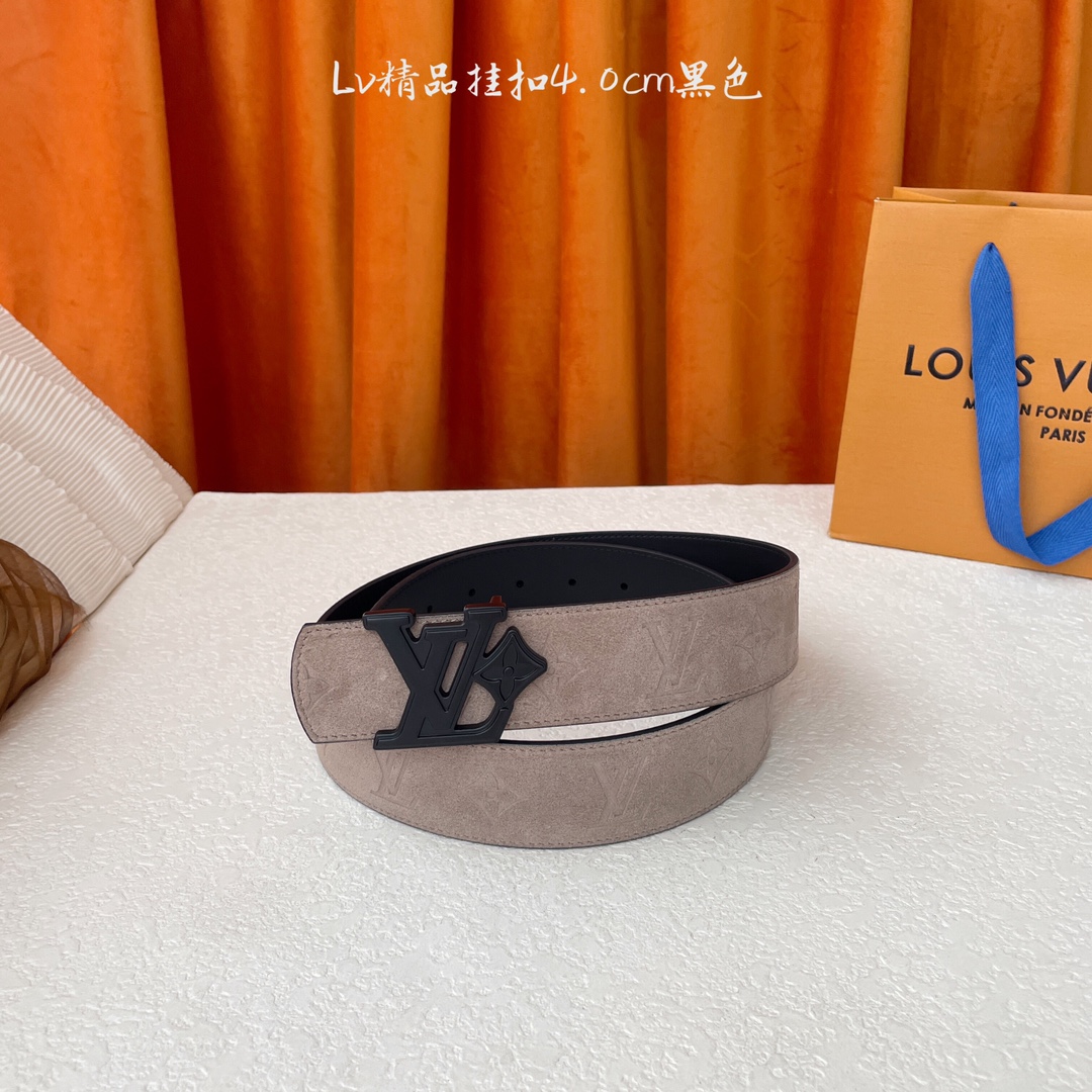 Lv新款双面进口牛皮，一面反绒压花，一面黑色平纹底，搭配精品电镀挂扣，精工制作，实物拍摄，休闲百搭，宽
