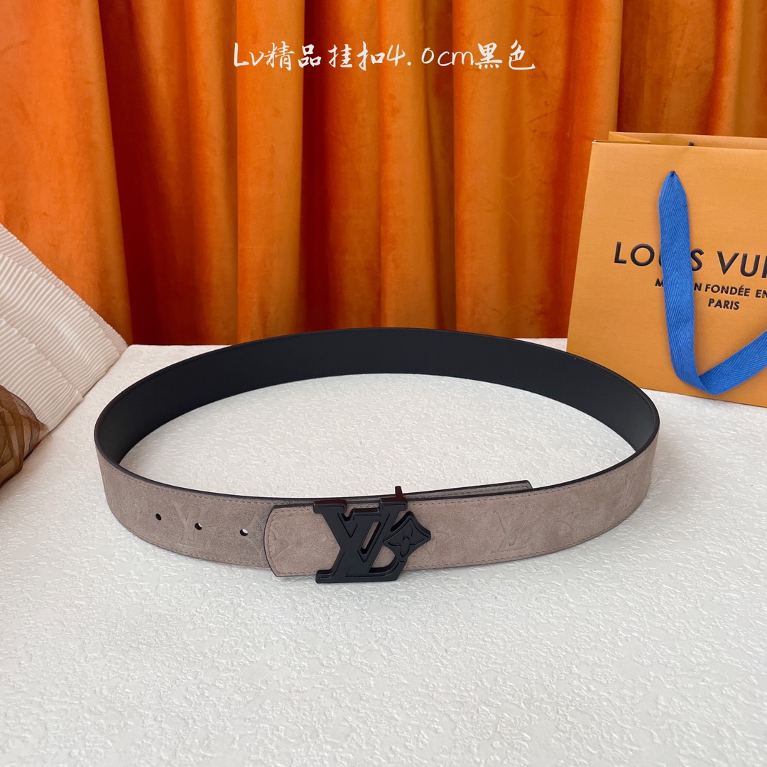  Lv新款双面进口牛皮，一面反绒压花，一面黑色平纹底，搭配精品电镀挂扣，精工制作，实物拍摄，休闲百搭，宽