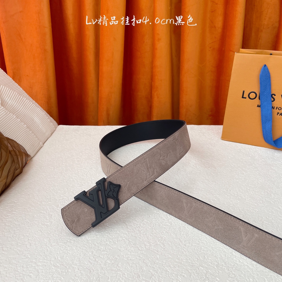  Lv新款双面进口牛皮，一面反绒压花，一面黑色平纹底，搭配精品电镀挂扣，精工制作，实物拍摄，休闲百搭，宽