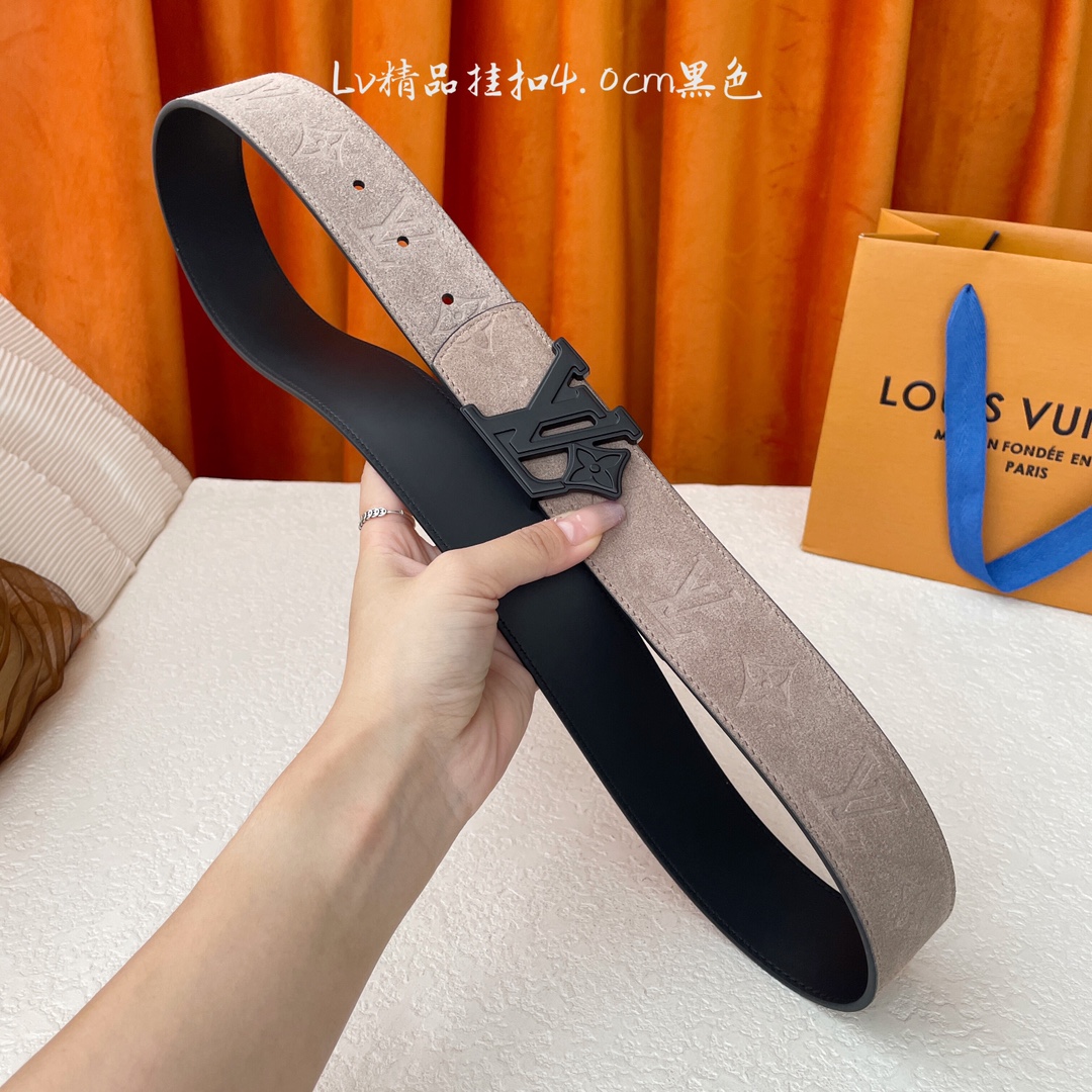  Lv新款双面进口牛皮，一面反绒压花，一面黑色平纹底，搭配精品电镀挂扣，精工制作，实物拍摄，休闲百搭，宽