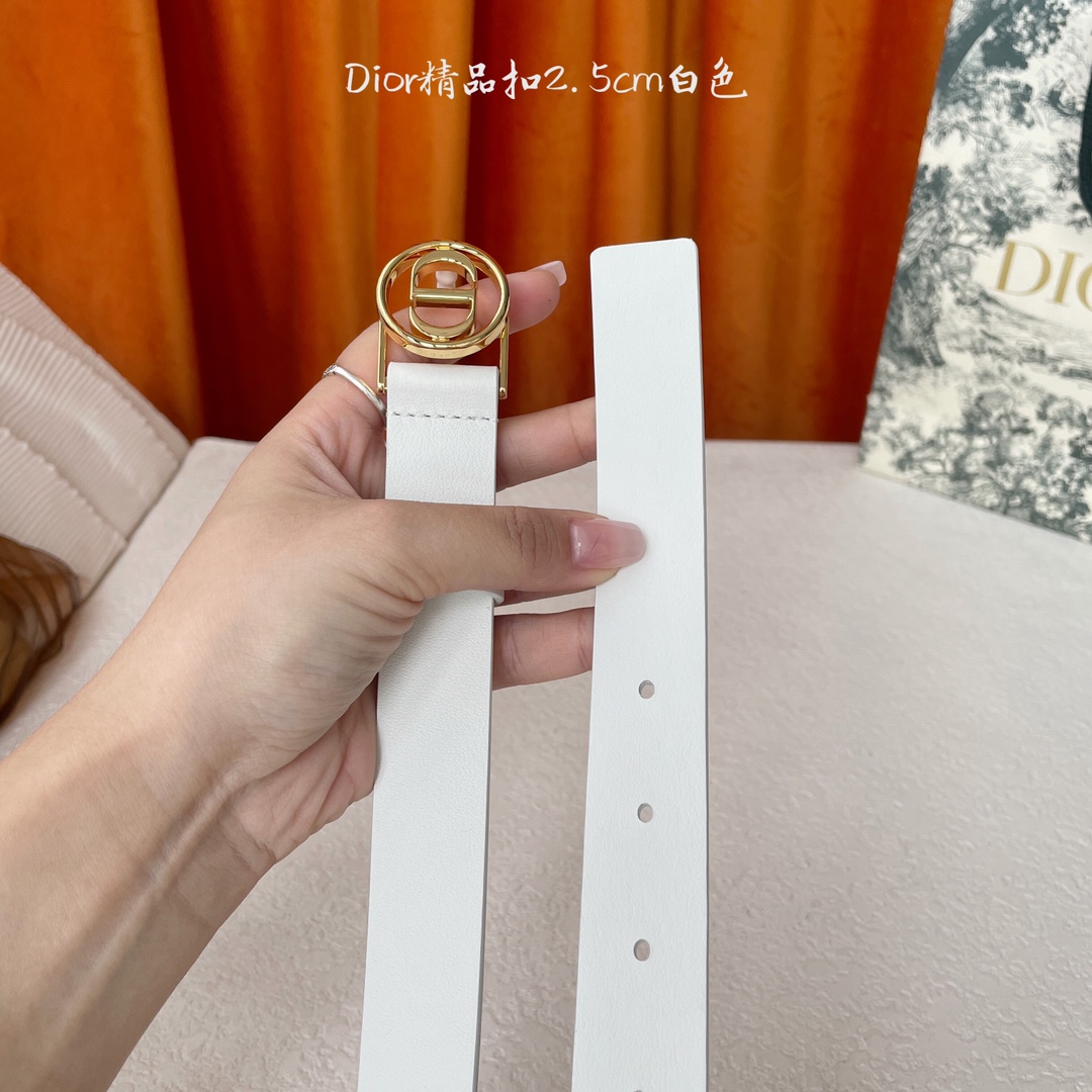 ior这款腰带采用光滑牛皮革等材质精心制作 搭配富有光泽的金色饰面金属环圈CD腰带扣提升格调