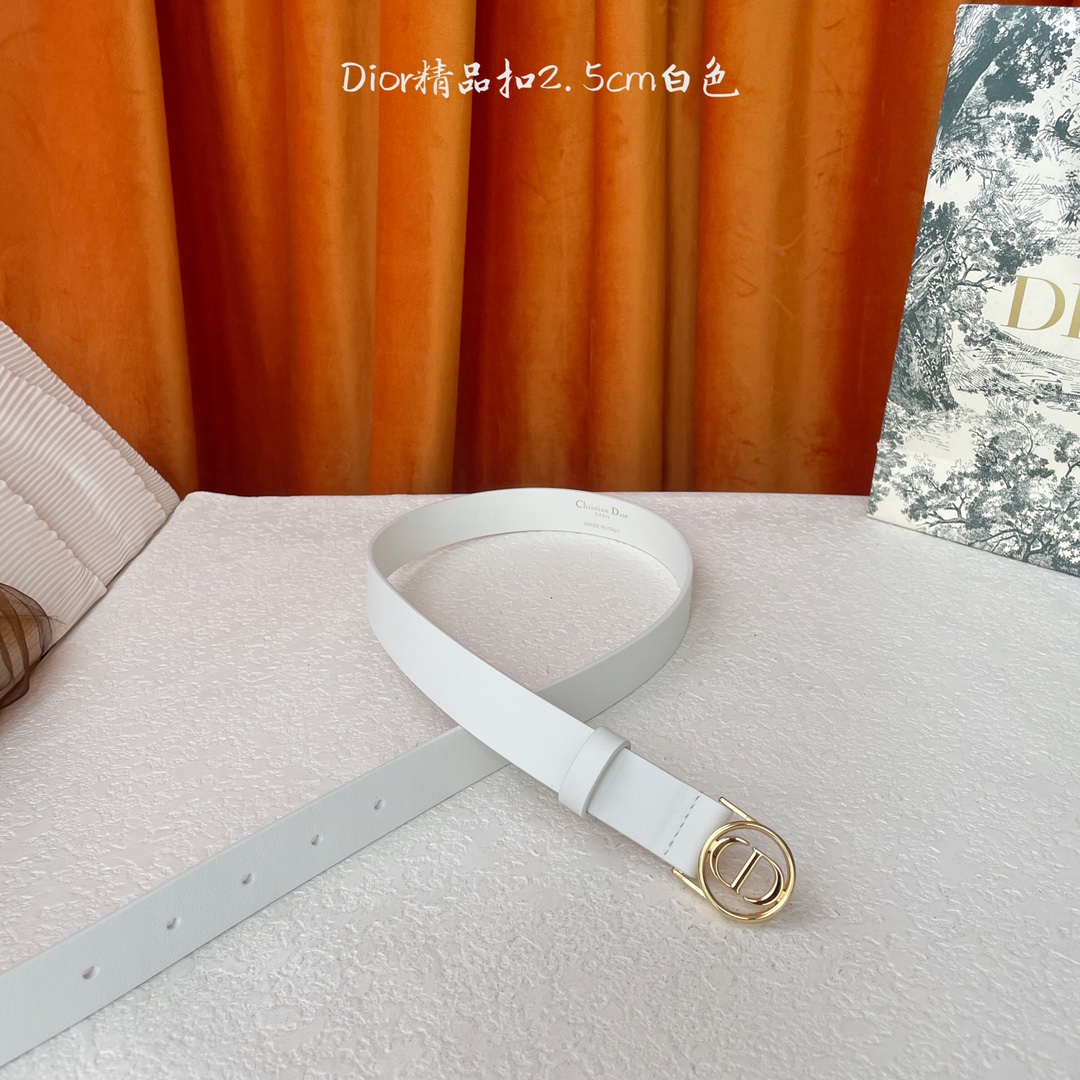 ior这款腰带采用光滑牛皮革等材质精心制作 搭配富有光泽的金色饰面金属环圈CD腰带扣提升格调