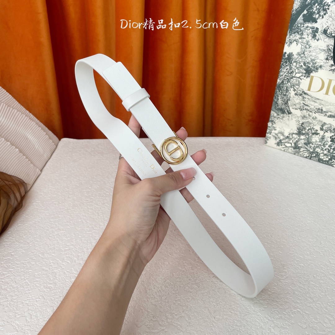 ior这款腰带采用光滑牛皮革等材质精心制作 搭配富有光泽的金色饰面金属环圈CD腰带扣提升格调