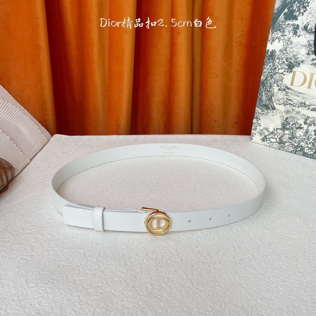 ior这款腰带采用光滑牛皮革等材质精心制作 搭配富有光泽的金色饰面金属环圈CD腰带扣提升格调