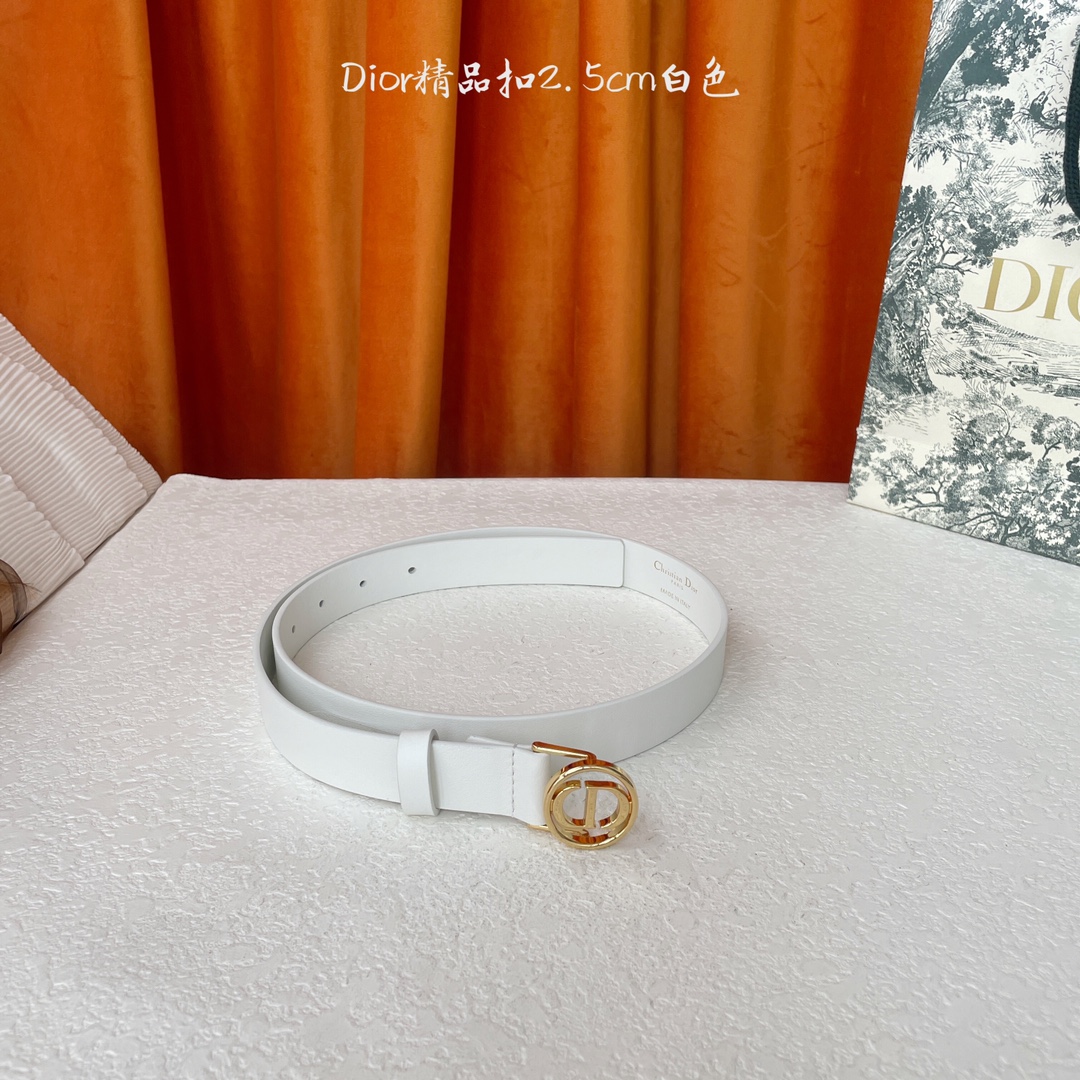 ior这款腰带采用光滑牛皮革等材质精心制作 搭配富有光泽的金色饰面金属环圈CD腰带扣提升格调