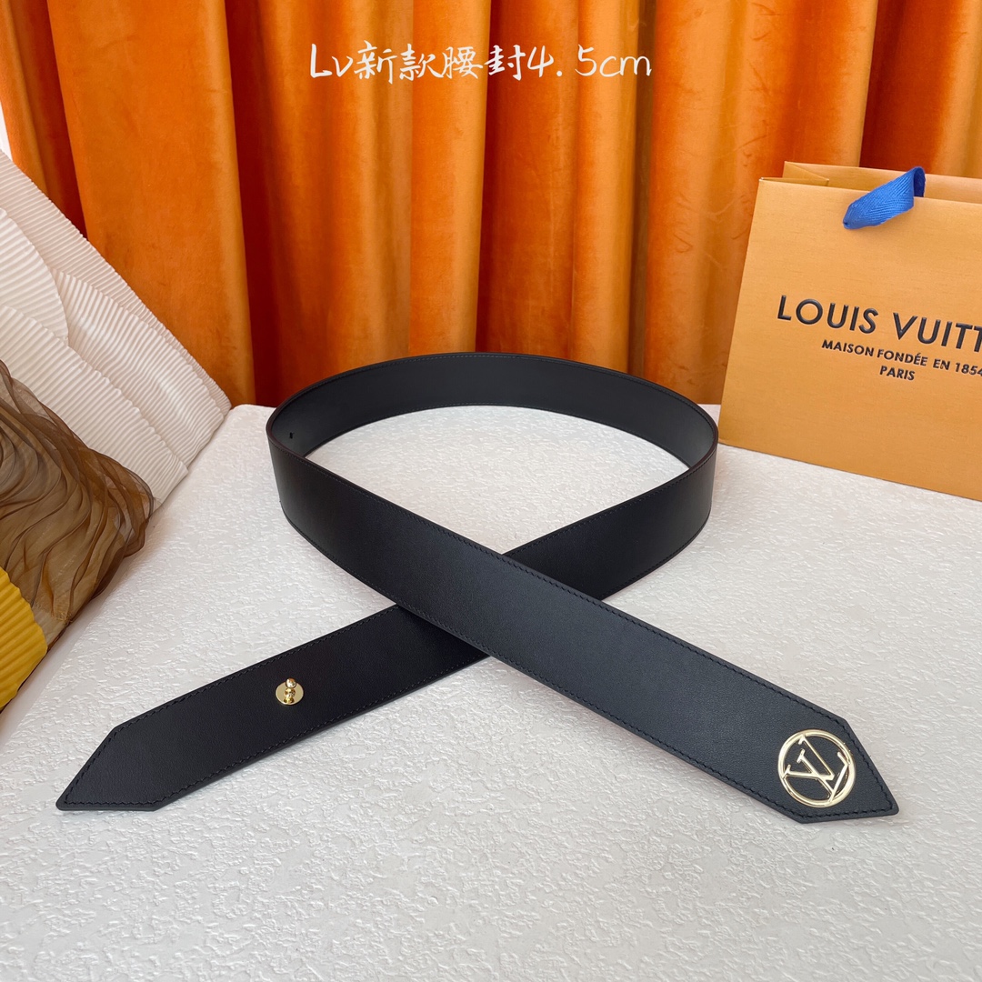  Lv新款45毫米腰带设计新颖，以创新的绳结扣取代了传统的带扣。金色金属LV品牌logo字引人注目，可完