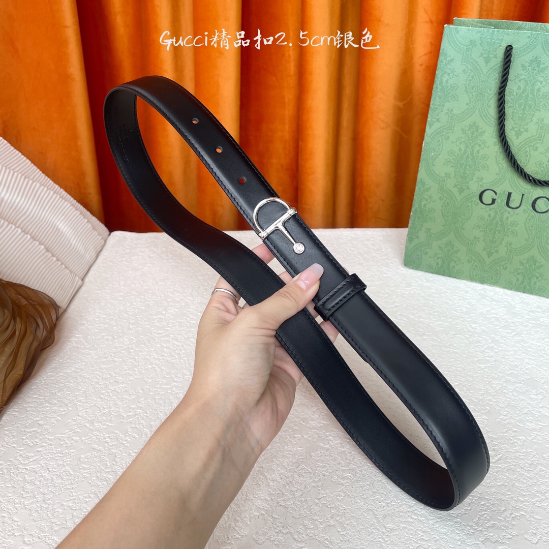  Gucci这款腰带采用光滑的皮革制成，其带扣呈半马衔铁形状，是该品牌的标志。宽2.5cm，可为您的服装