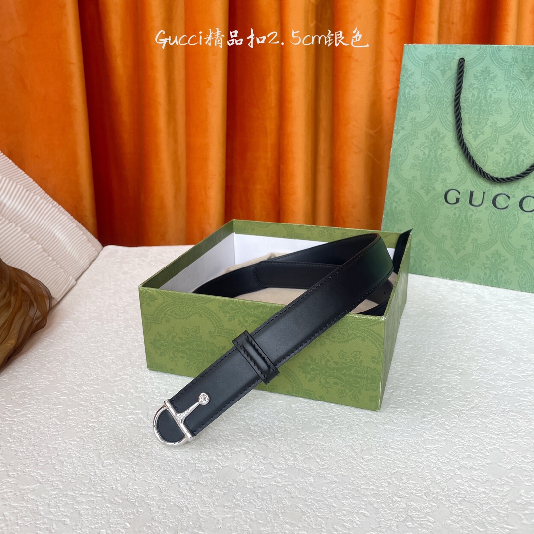  Gucci这款腰带采用光滑的皮革制成，其带扣呈半马衔铁形状，是该品牌的标志。宽2.5cm，可为您的服装