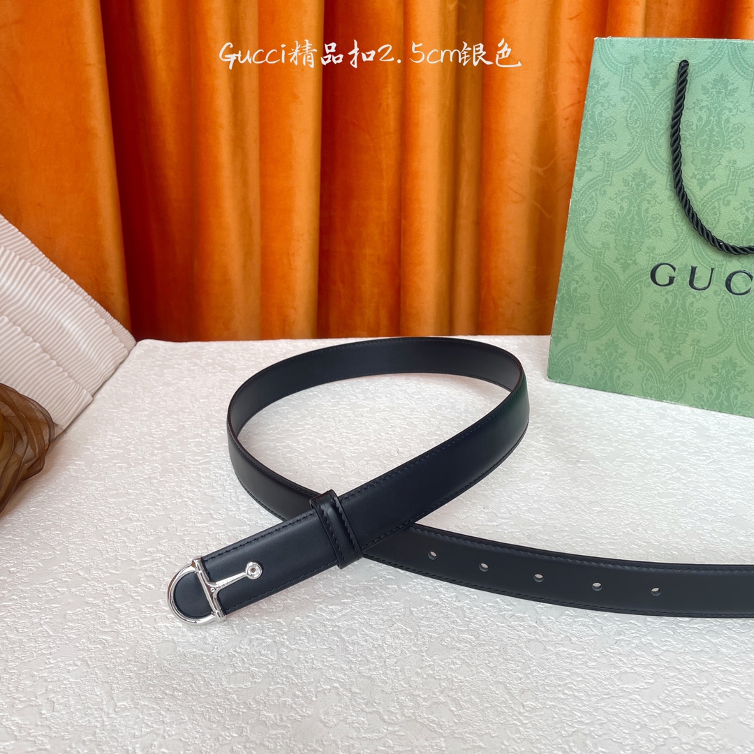  Gucci这款腰带采用光滑的皮革制成，其带扣呈半马衔铁形状，是该品牌的标志。宽2.5cm，可为您的服装