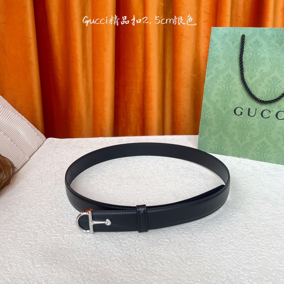  Gucci这款腰带采用光滑的皮革制成，其带扣呈半马衔铁形状，是该品牌的标志。宽2.5cm，可为您的服装