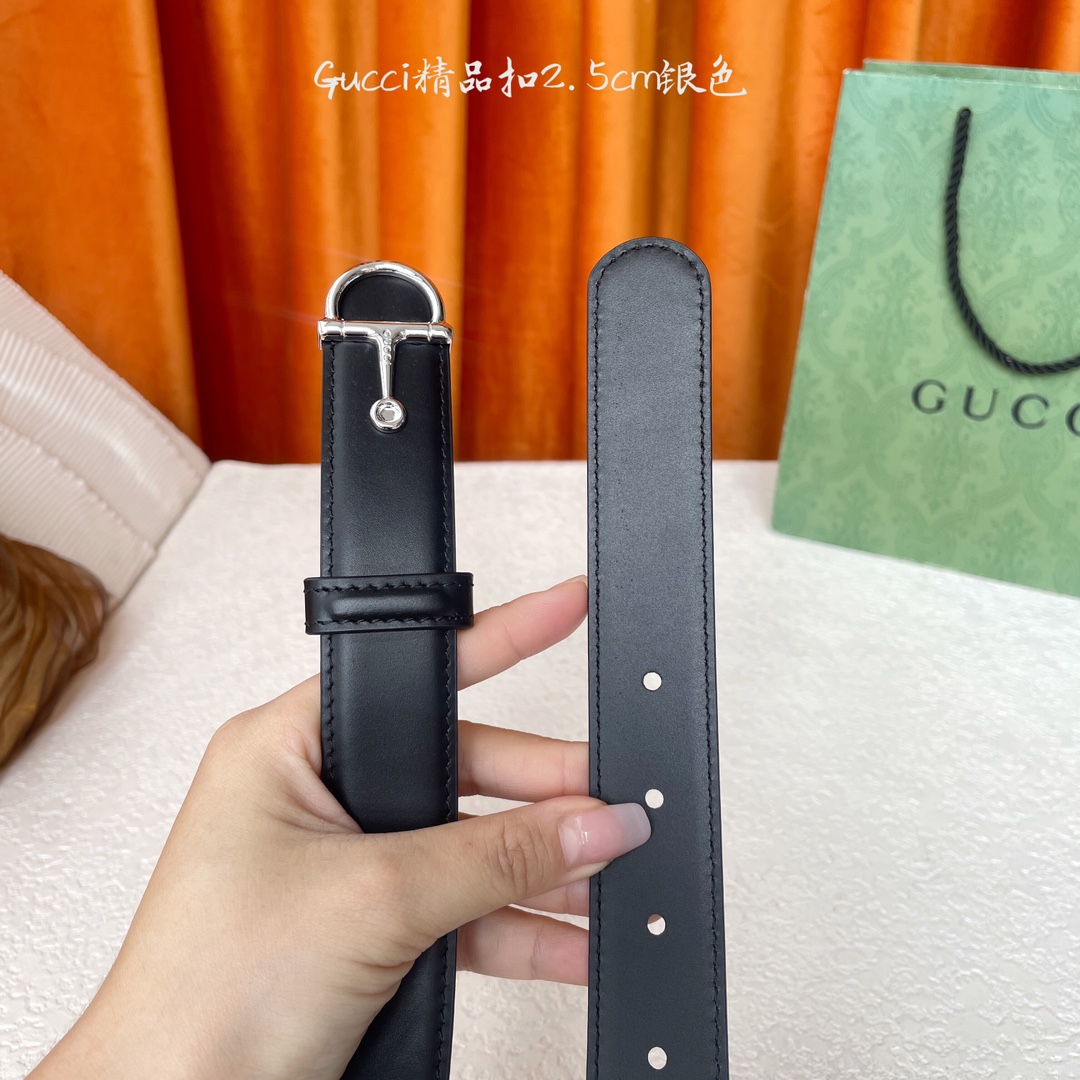  Gucci这款腰带采用光滑的皮革制成，其带扣呈半马衔铁形状，是该品牌的标志。宽2.5cm，可为您的服装