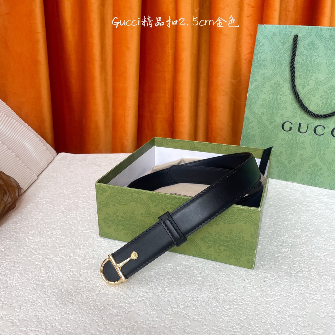  Gucci这款腰带采用光滑的皮革制成，其带扣呈半马衔铁形状，是该品牌的标志。宽2.5cm，可为您的服装