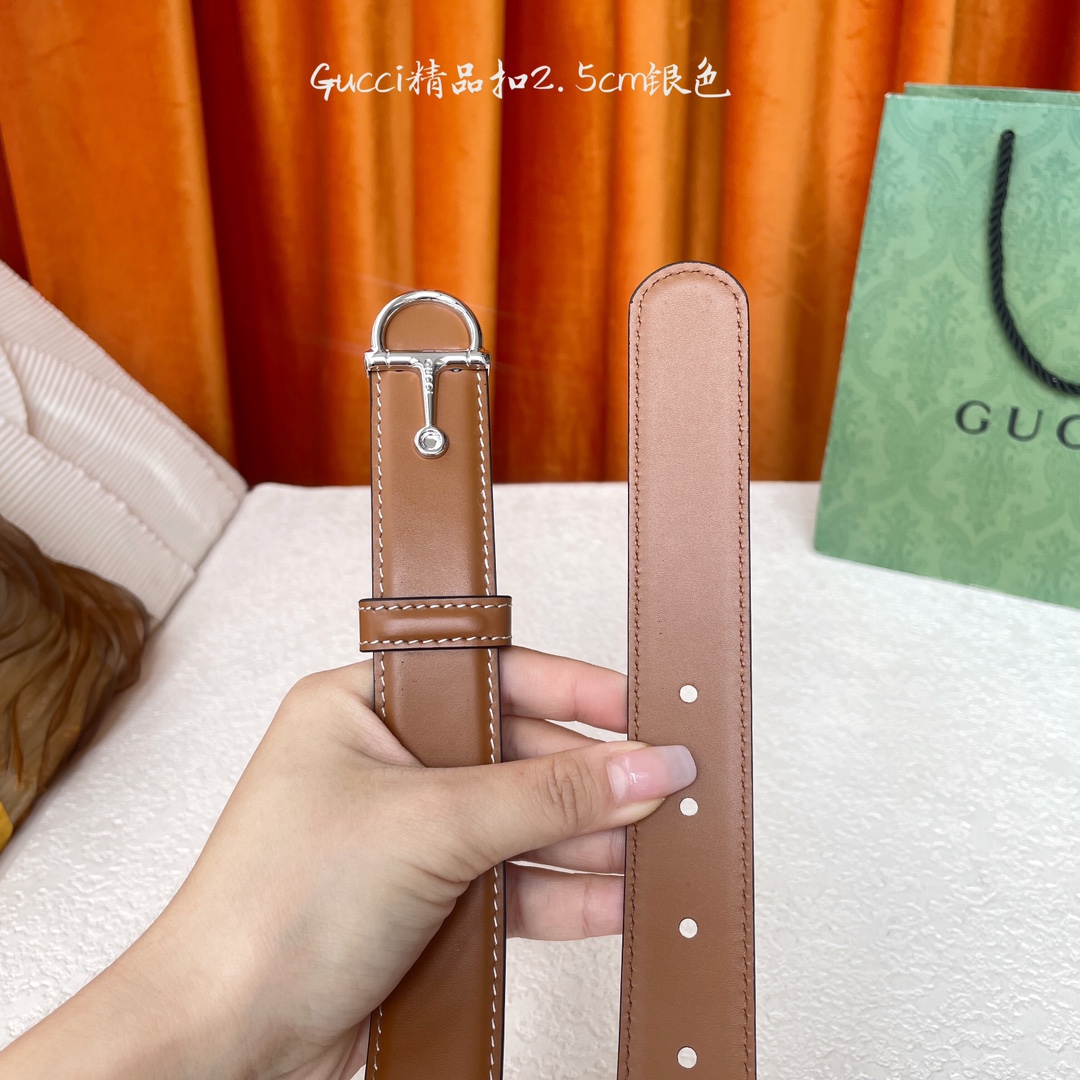  Gucci这款腰带采用光滑的皮革制成，其带扣呈半马衔铁形状，是该品牌的标志。宽2.5cm，可为您的服装