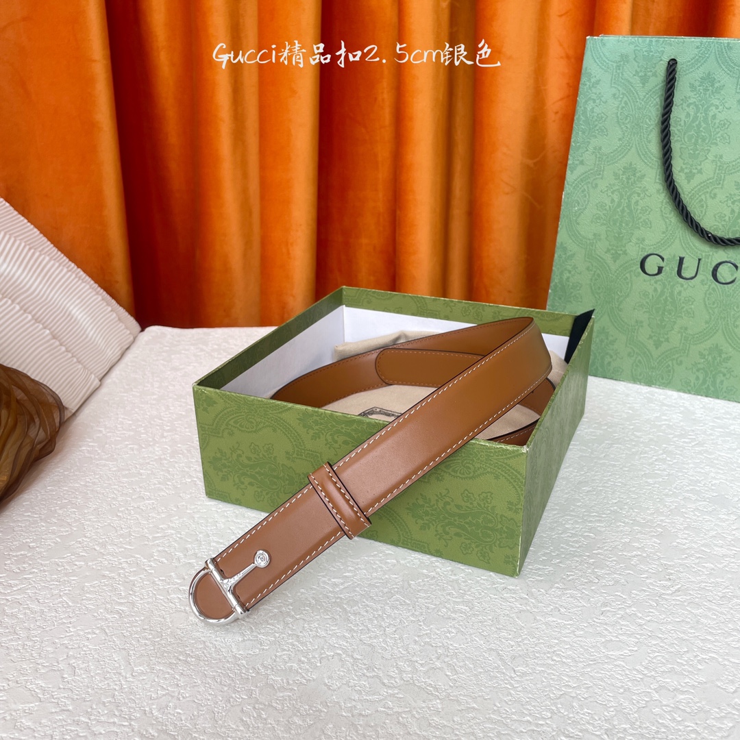  Gucci这款腰带采用光滑的皮革制成，其带扣呈半马衔铁形状，是该品牌的标志。宽2.5cm，可为您的服装