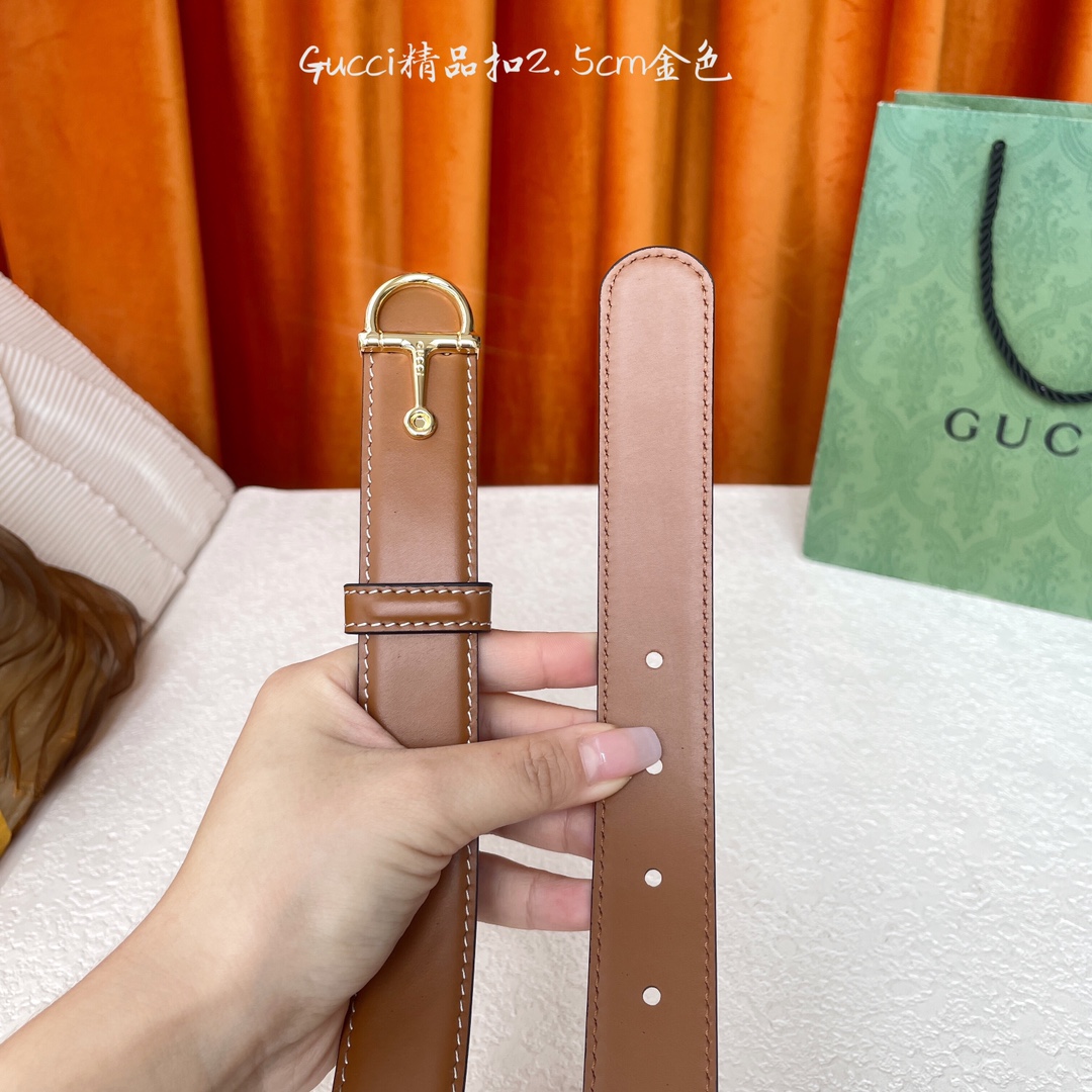  Gucci这款腰带采用光滑的皮革制成，其带扣呈半马衔铁形状，是该品牌的标志。宽2.5cm，可为您的服装