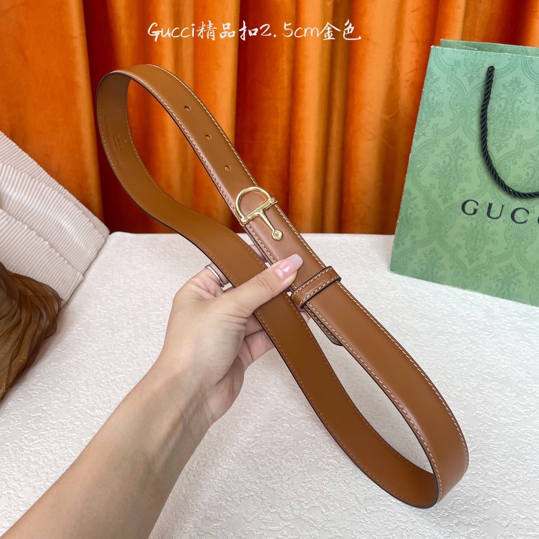  Gucci这款腰带采用光滑的皮革制成，其带扣呈半马衔铁形状，是该品牌的标志。宽2.5cm，可为您的服装