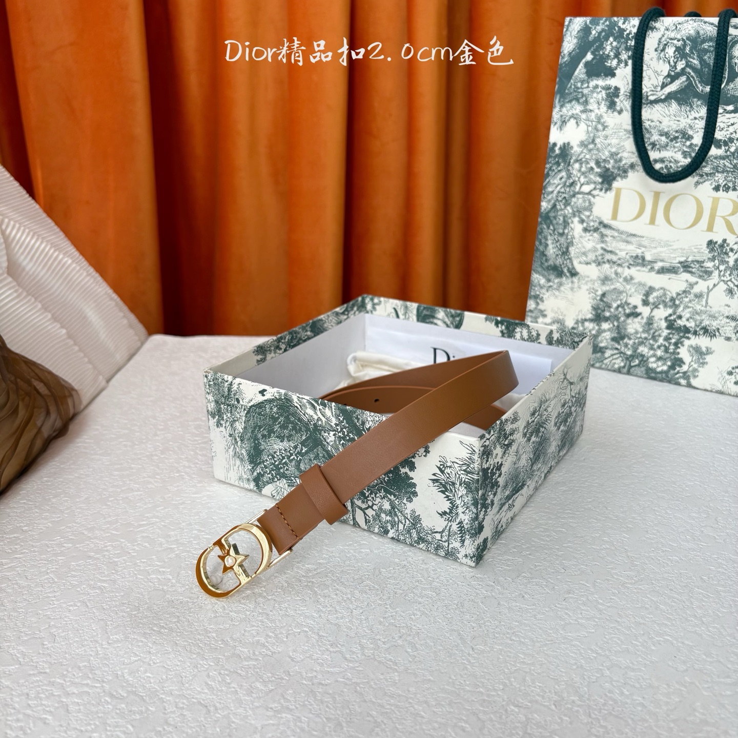 Dior新款腰带，采用精致头层皮制作，手感柔软，舒适细腻，精品珍珠扣，精致优雅，时尚大方。宽2.0cm
