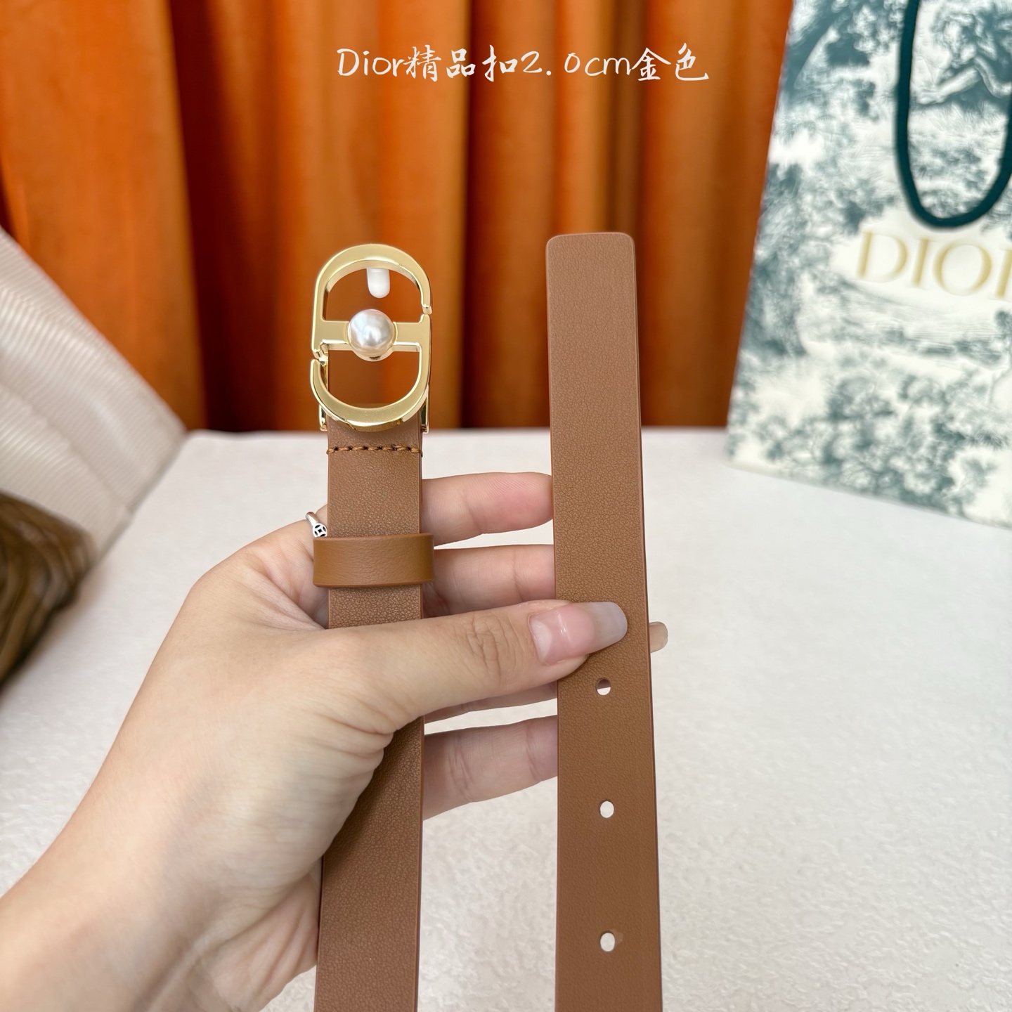 Dior新款腰带，采用精致头层皮制作，手感柔软，舒适细腻，精品珍珠扣，精致优雅，时尚大方。宽2.0cm