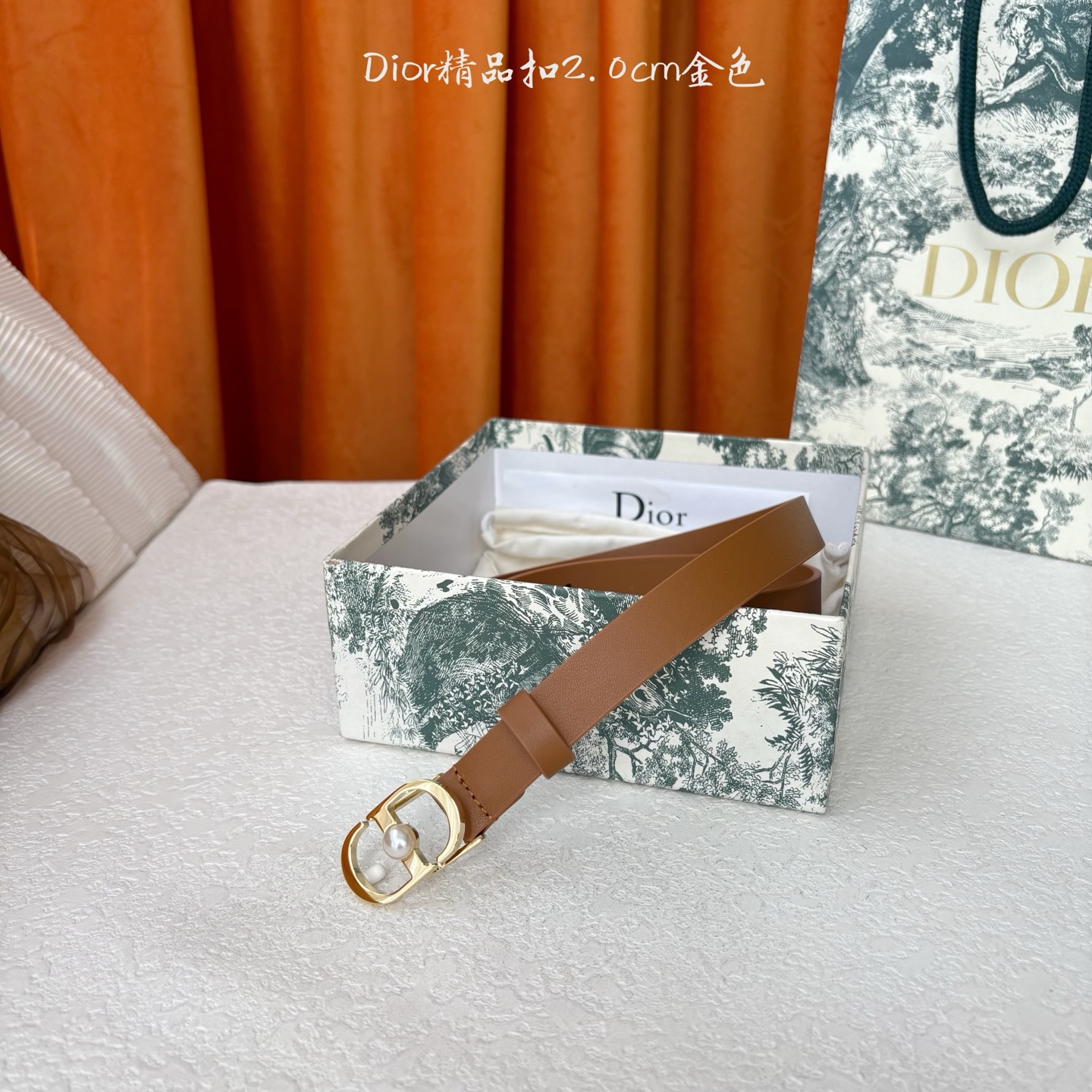 Dior新款腰带，采用精致头层皮制作，手感柔软，舒适细腻，精品珍珠扣，精致优雅，时尚大方。宽2.0cm