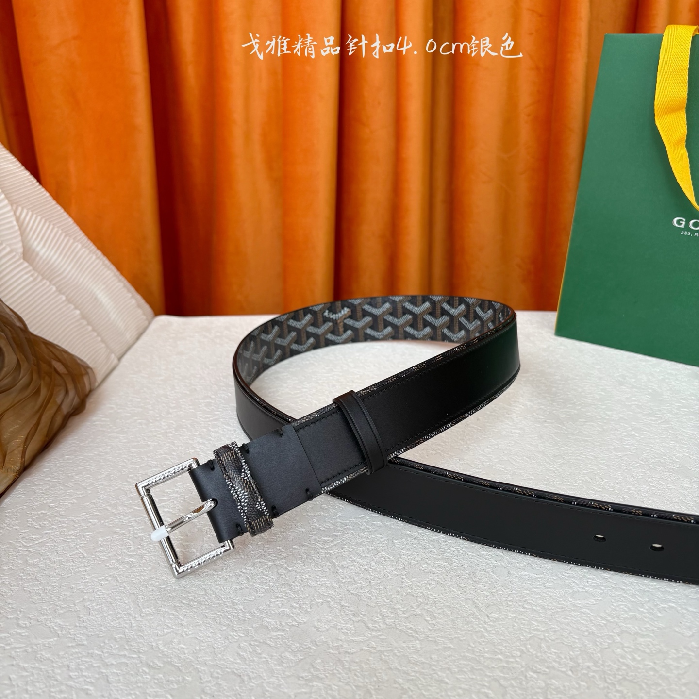 Goyard(戈雅)腰带源于法国奢侈品牌，设计风格简约低调，腰带身有标志性帆布搭配进口头层牛皮，腰带扣采