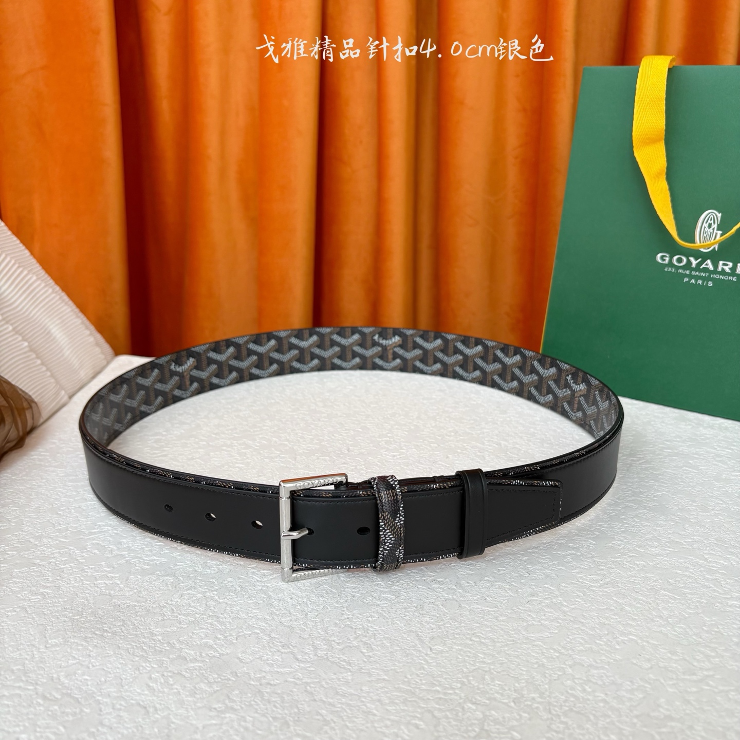 Goyard(戈雅)腰带源于法国奢侈品牌，设计风格简约低调，腰带身有标志性帆布搭配进口头层牛皮，腰带扣采