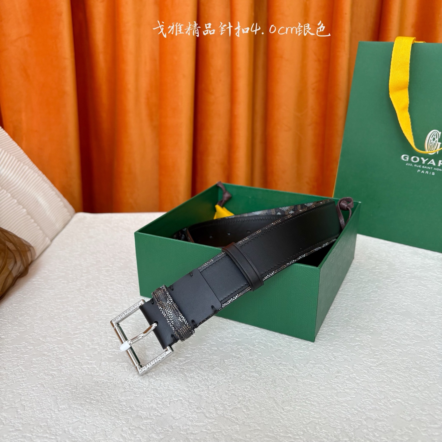 Goyard(戈雅)腰带源于法国奢侈品牌，设计风格简约低调，腰带身有标志性帆布搭配进口头层牛皮，腰带扣采