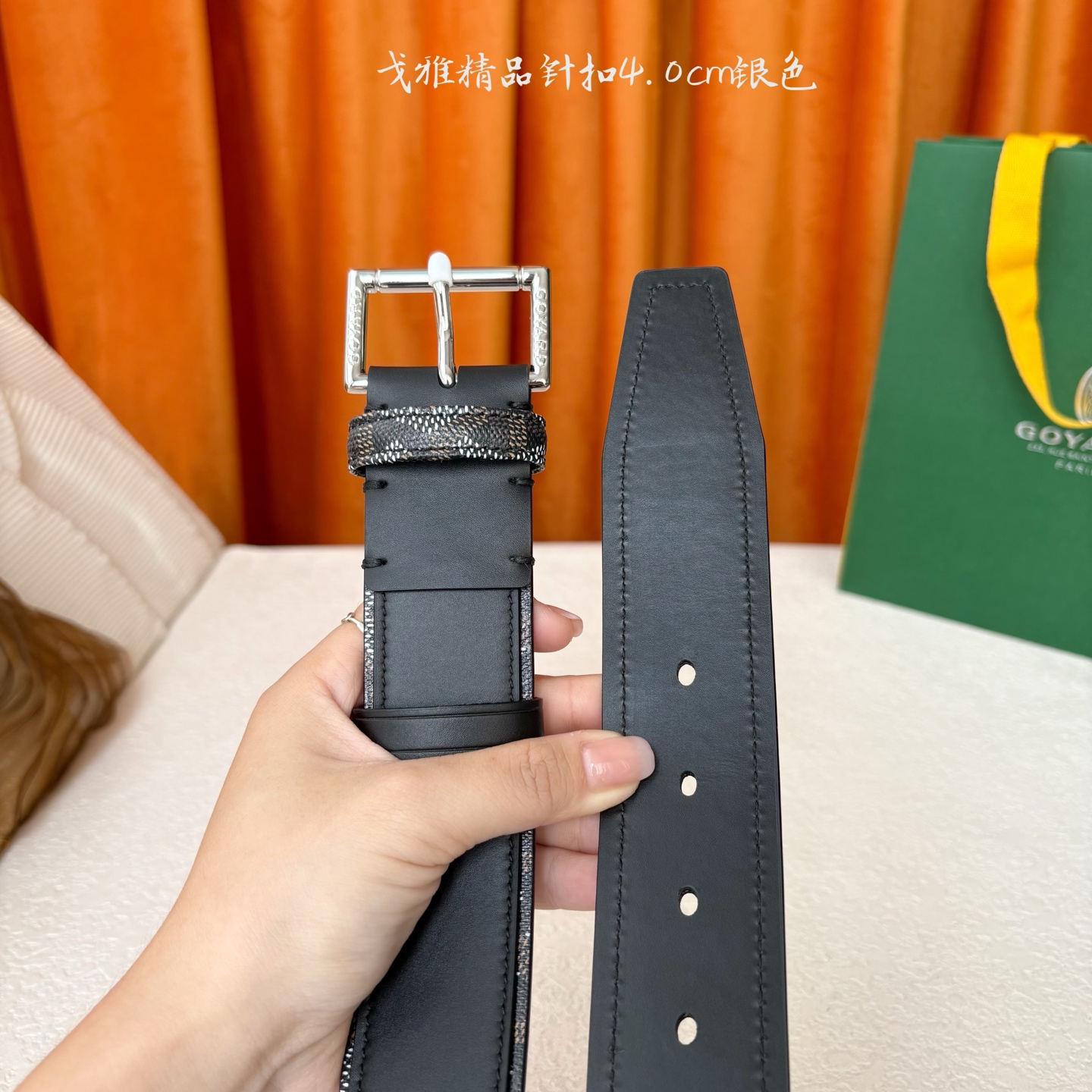 Goyard(戈雅)腰带源于法国奢侈品牌，设计风格简约低调，腰带身有标志性帆布搭配进口头层牛皮，腰带扣采