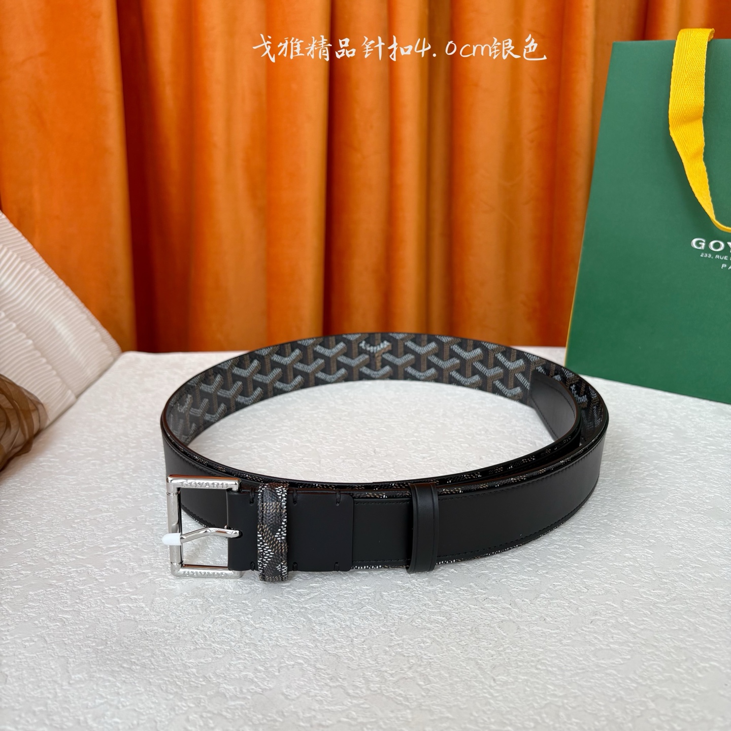 Goyard(戈雅)腰带源于法国奢侈品牌，设计风格简约低调，腰带身有标志性帆布搭配进口头层牛皮，腰带扣采