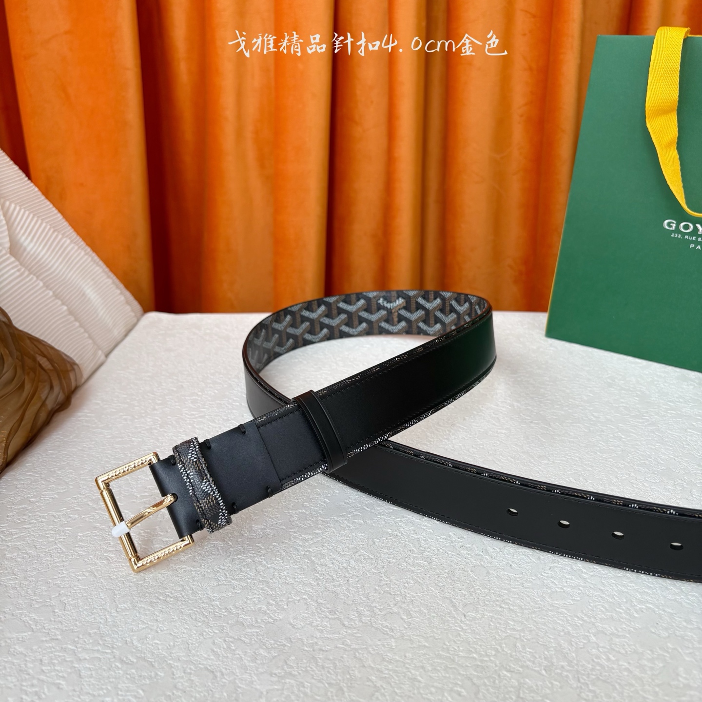 Goyard(戈雅)腰带源于法国奢侈品牌，设计风格简约低调，腰带身有标志性帆布搭配进口头层牛皮，腰带扣采