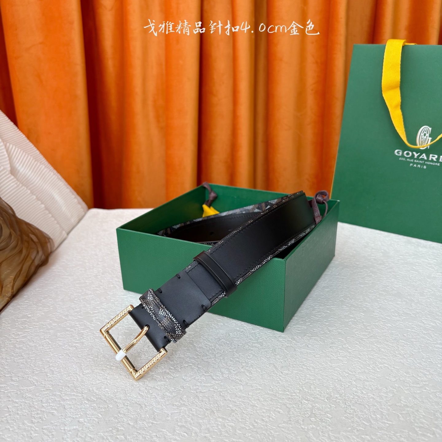 Goyard(戈雅)腰带源于法国奢侈品牌，设计风格简约低调，腰带身有标志性帆布搭配进口头层牛皮，腰带扣采
