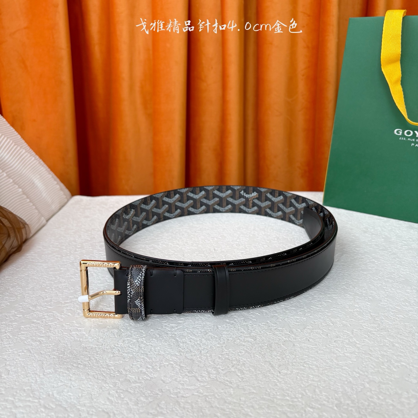 Goyard(戈雅)腰带源于法国奢侈品牌，设计风格简约低调，腰带身有标志性帆布搭配进口头层牛皮，腰带扣采
