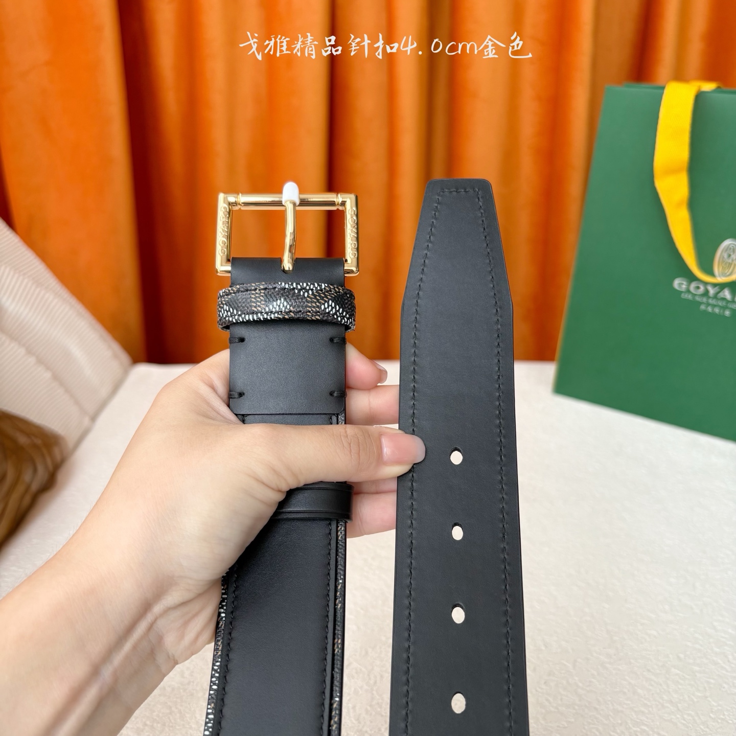 Goyard(戈雅)腰带源于法国奢侈品牌，设计风格简约低调，腰带身有标志性帆布搭配进口头层牛皮，腰带扣采