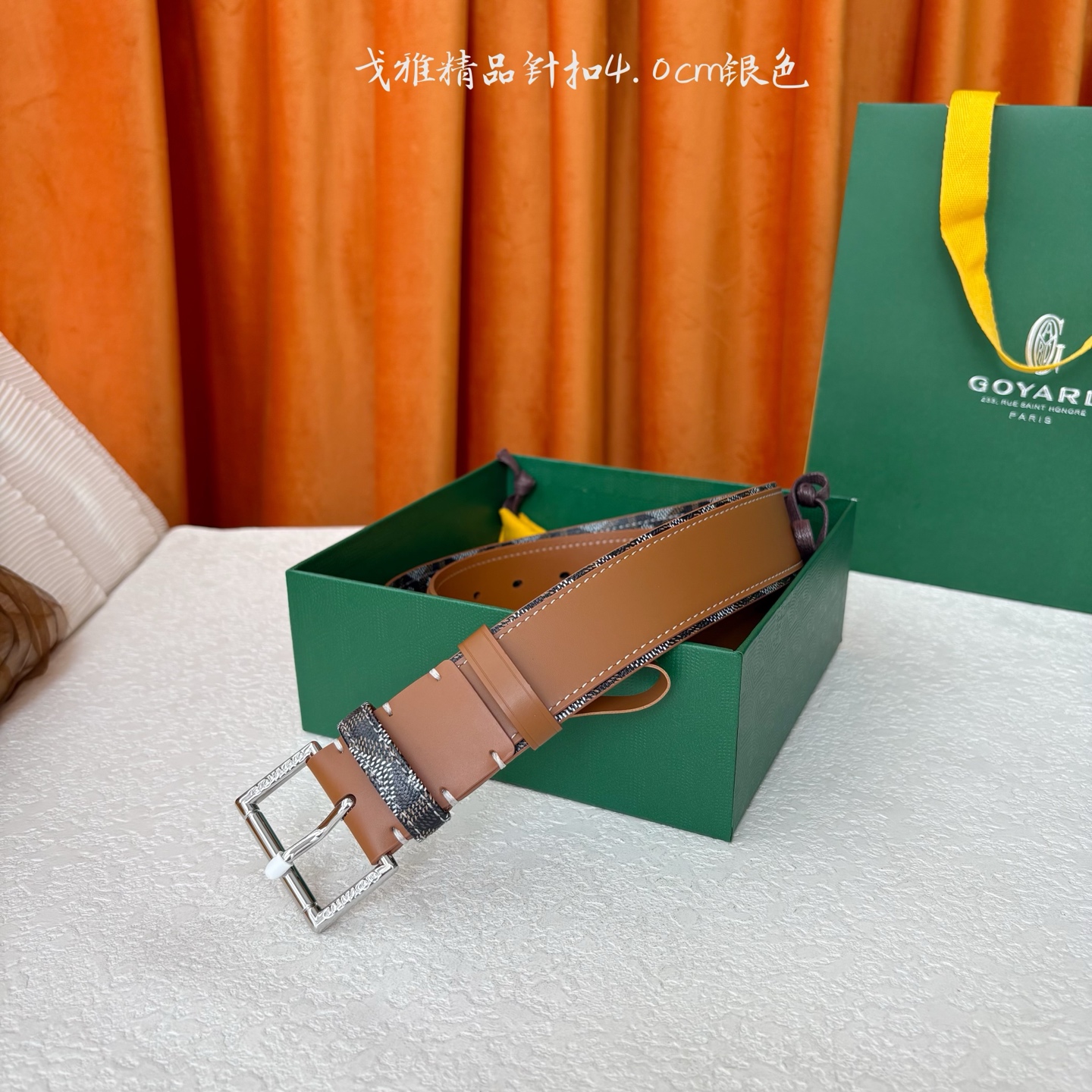 Goyard(戈雅)腰带源于法国奢侈品牌，设计风格简约低调，腰带身有标志性帆布搭配进口头层牛皮，腰带扣采