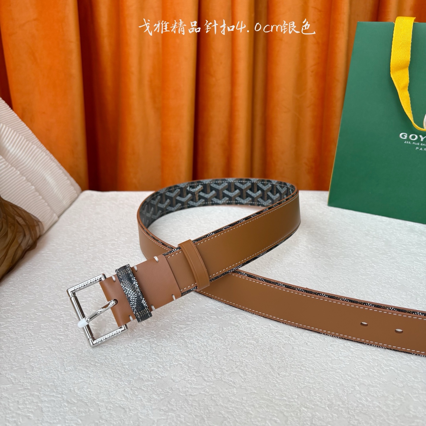 Goyard(戈雅)腰带源于法国奢侈品牌，设计风格简约低调，腰带身有标志性帆布搭配进口头层牛皮，腰带扣采