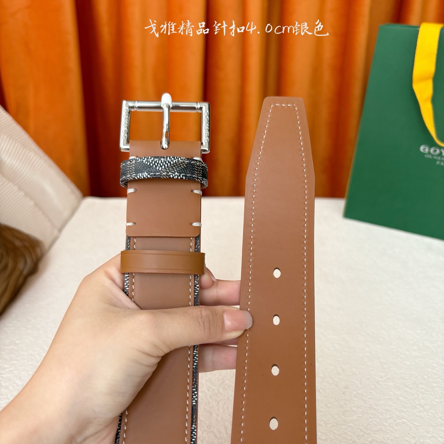 Goyard(戈雅)腰带源于法国奢侈品牌，设计风格简约低调，腰带身有标志性帆布搭配进口头层牛皮，腰带扣采