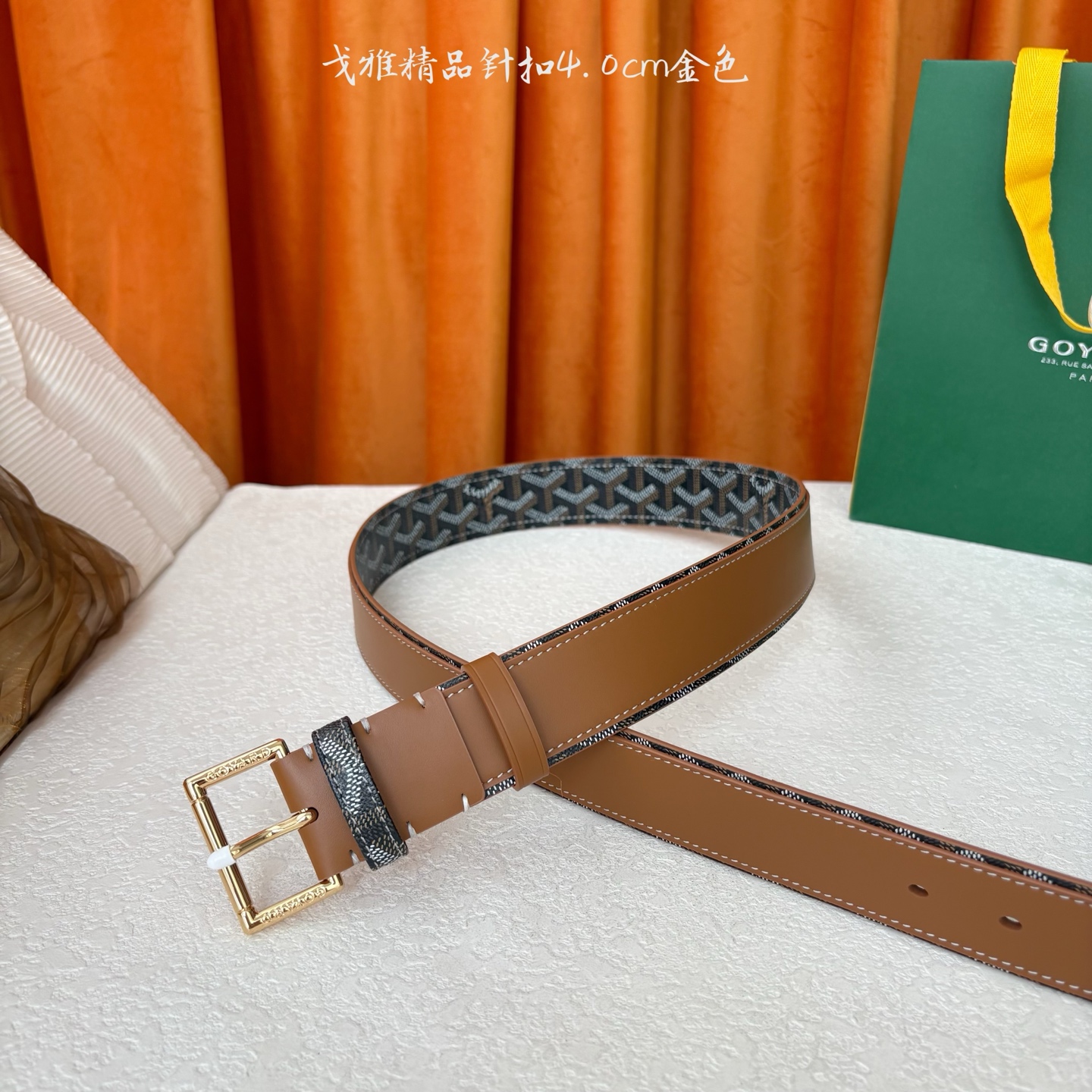 Goyard(戈雅)腰带源于法国奢侈品牌，设计风格简约低调，腰带身有标志性帆布搭配进口头层牛皮，腰带扣采
