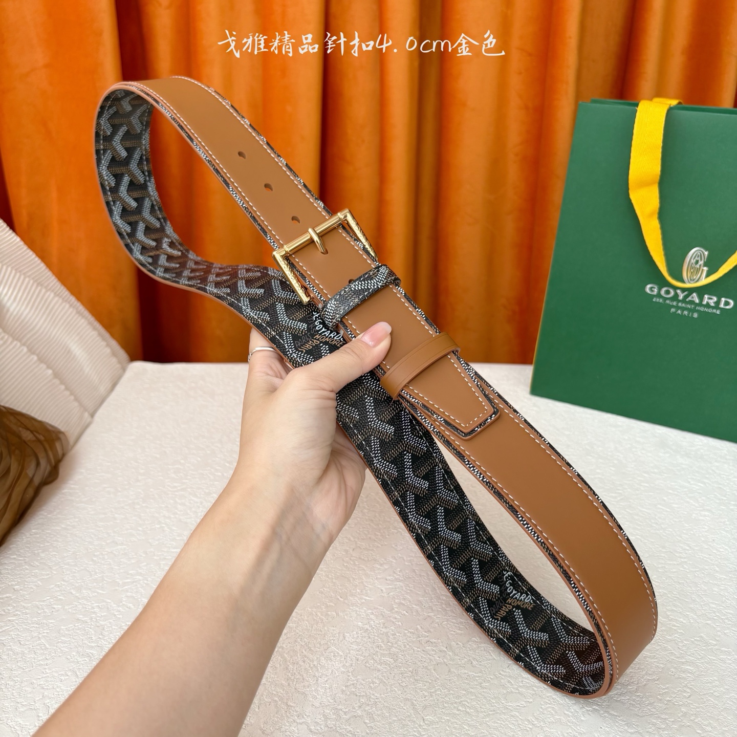 Goyard(戈雅)腰带源于法国奢侈品牌，设计风格简约低调，腰带身有标志性帆布搭配进口头层牛皮，腰带扣采