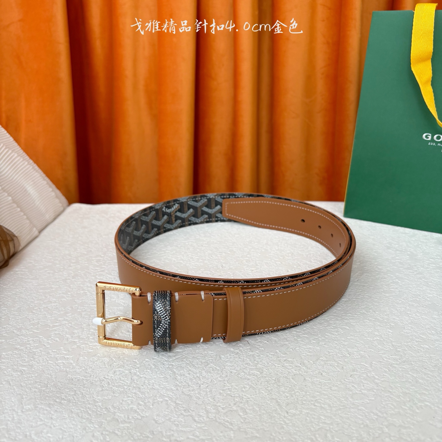 Goyard(戈雅)腰带源于法国奢侈品牌，设计风格简约低调，腰带身有标志性帆布搭配进口头层牛皮，腰带扣采