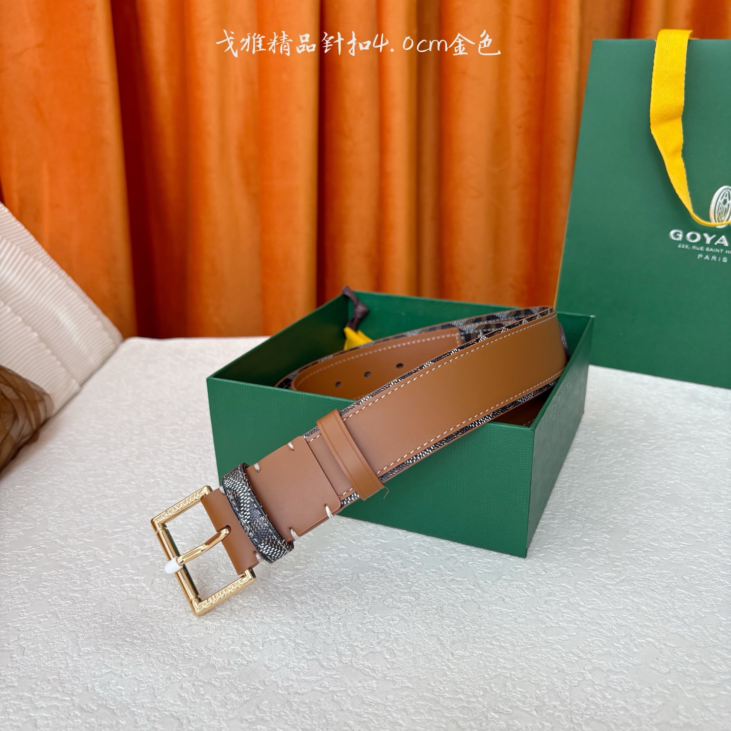 Goyard(戈雅)腰带源于法国奢侈品牌，设计风格简约低调，腰带身有标志性帆布搭配进口头层牛皮，腰带扣采