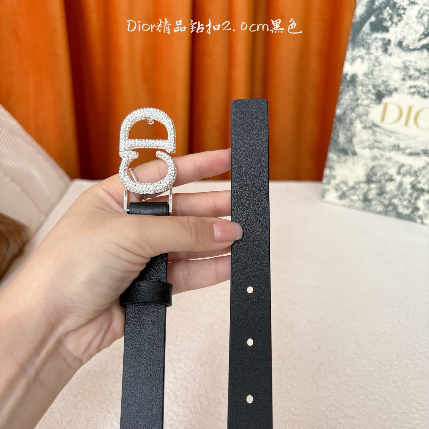 这款Dior带身采用光滑牛皮精心制作，饰以经典的金属CD扣，密镶以小钻。款式突显腰部曲线，彰显优雅气质，