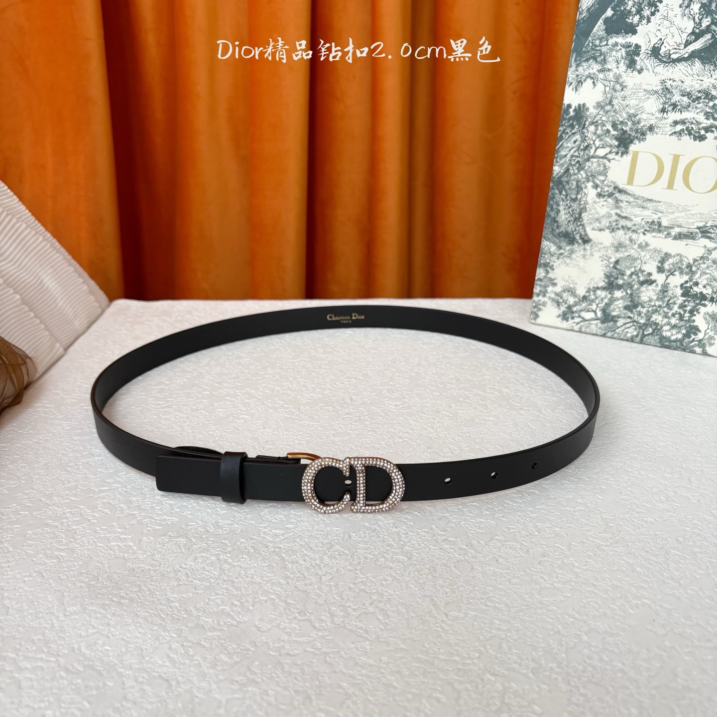 这款Dior带身采用光滑牛皮精心制作，饰以经典的金属CD扣，密镶以小钻。款式突显腰部曲线，彰显优雅气质，