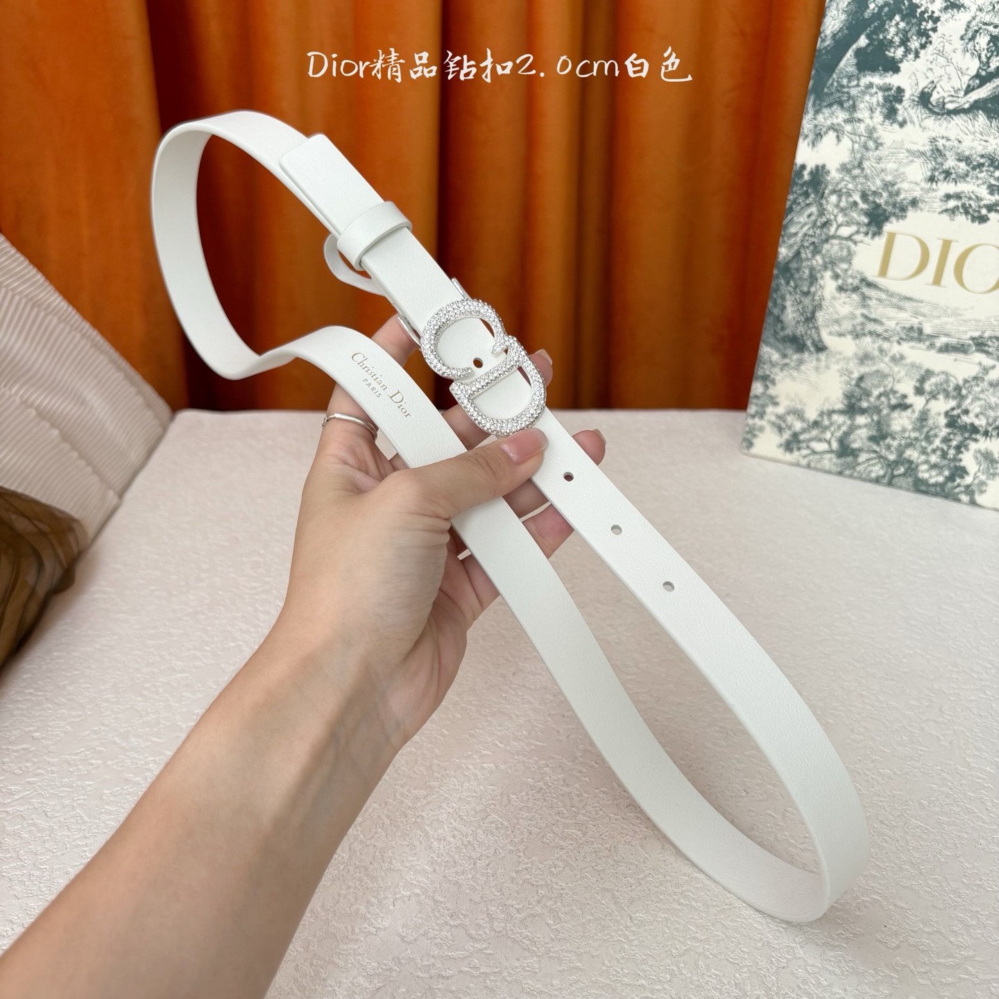 这款Dior带身采用光滑牛皮精心制作，饰以经典的金属CD扣，密镶以小钻。款式突显腰部曲线，彰显优雅气质，