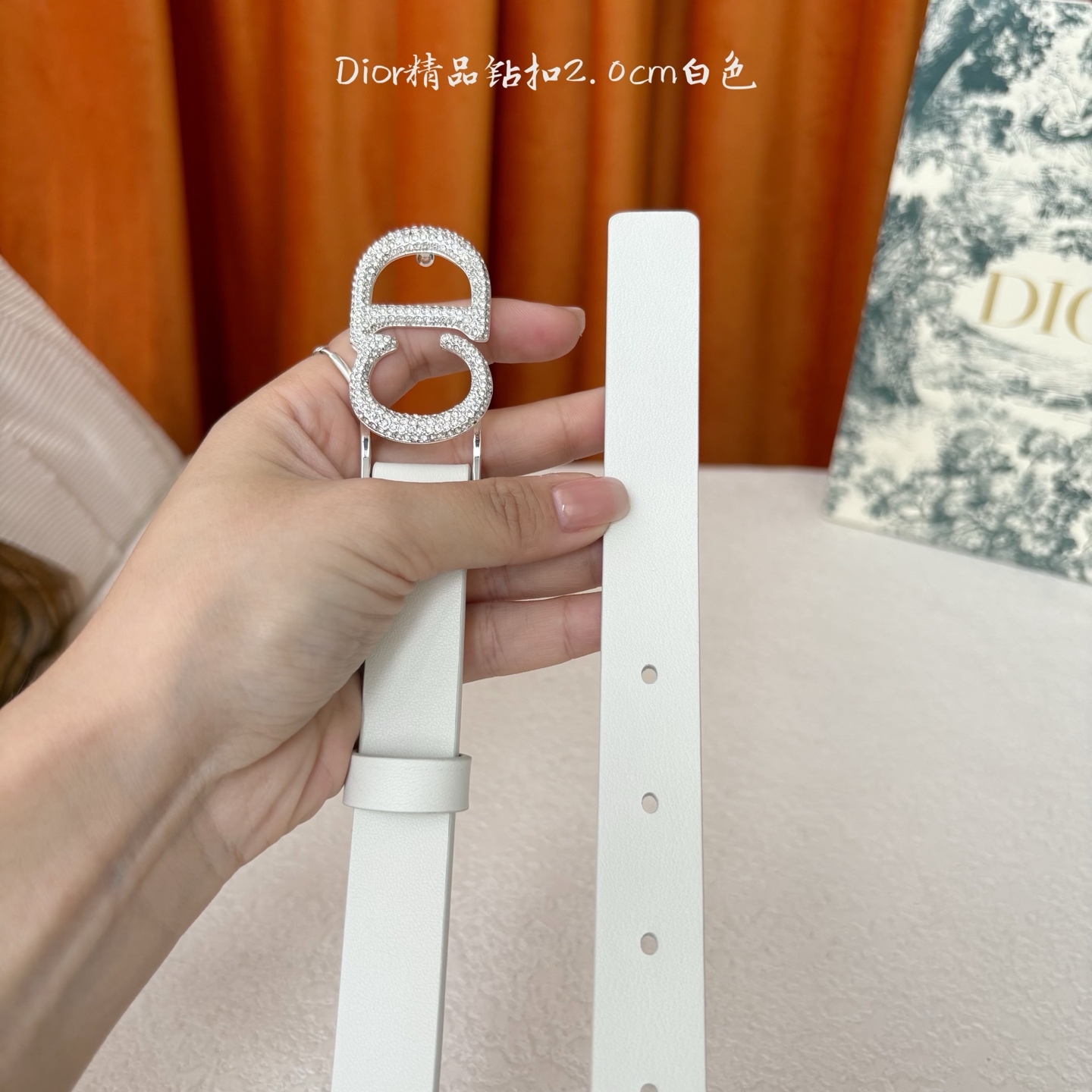 这款Dior带身采用光滑牛皮精心制作，饰以经典的金属CD扣，密镶以小钻。款式突显腰部曲线，彰显优雅气质，